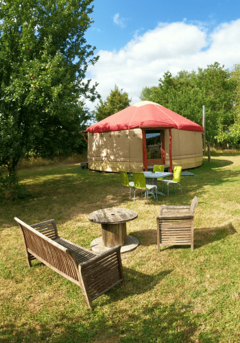 yourte et table de jardin dans la nature